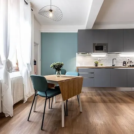 Moline Home, In The Center Апартаменты *